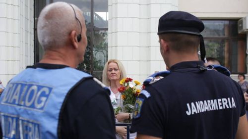 Adolescent de 16 ani din Argeș, arestat preventiv pentru ultraj / A lovit un jandarm în sediul unei instanţe de judecată / Mama sa e acuzată de tulburarea ordinii şi liniştii publice