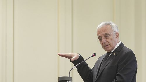 Isărescu: Nu numai mărimea impozitelor contează, ci şi povara birocraţiei, domnia sau nu a legii, costurile pentru obţinerea de avize şi autorizaţii