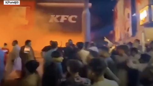 VIDEO 160 de arestări în Pakistan, în urma unor atacuri care au vizat lanţul american de fast-food KFC