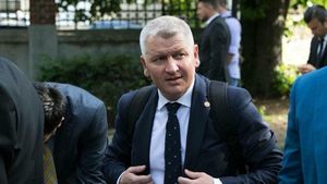 PNL solicită dezbaterea în regim de urgență a inițiativei legislative de abrogare a pensiilor speciale ale parlamentarilor. Florin Roman: Solicităm tuturor partidelor să susțină solicitarea PNL
