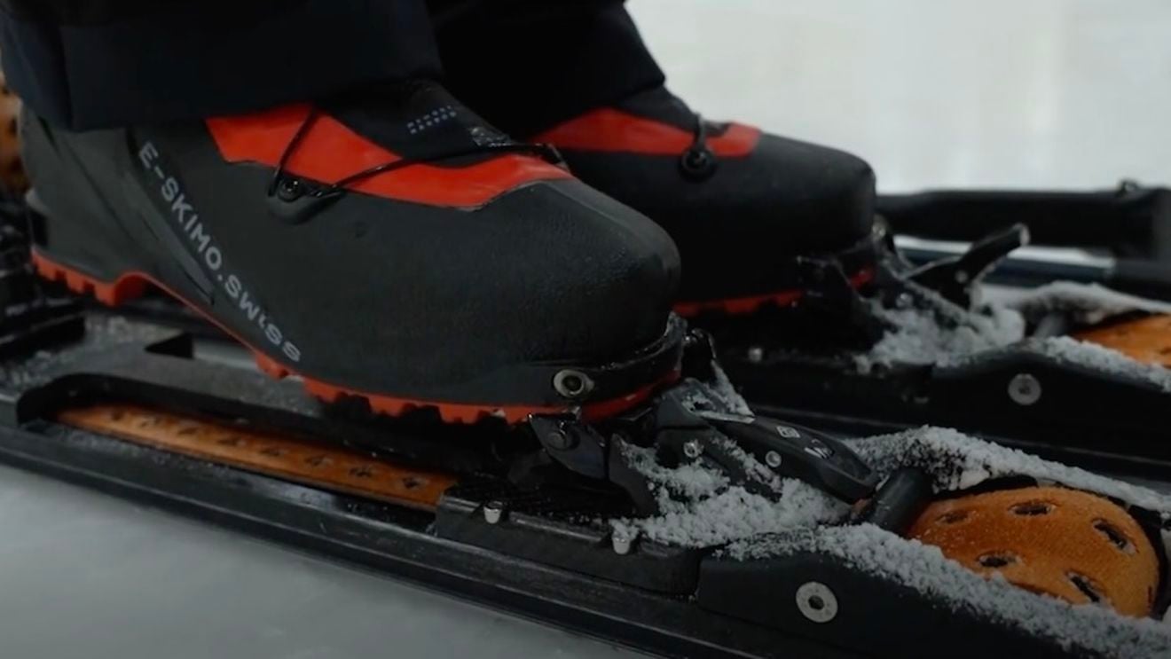 O companie elvețiană a lansat primele schiuri alimentate cu baterii din lume / Se pot urca pante fără efort și se pot traversa suprafețe plane / ”Ne propunem să revoluționăm schiul”