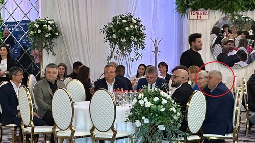 Fost deputat condamnat la închisoare pentru corupție a stat la masă cu Nicolae Ciucă la un mare eveniment de campanie al PNL Buzău. Deputatul ”auto” Gheorghe Coman, condamnat pentru că a luat șpagă bani și o sticla de whisky. Șeful PNL Buzău: Ce, a fost condamnat pe viață?