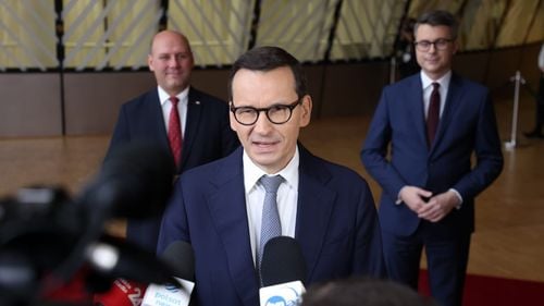 Fostul premier polonez, acuzat de abuz de putere pentru că a încercat să organizeze alegeri în timpul pandemiei de Covid / Mateusz Morawiecki, care riscă până la trei ani de închisoare, spune că „nu ar schimba nimic”