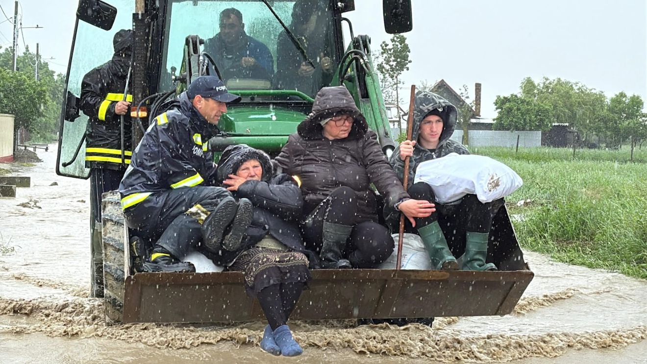 Restricţii de circulaţie în judeţele Covasna, Galaţi, Harghita şi Braşov / Trafic feroviar perturbat între Predeal şi Timişu de Sus din cauza surpării terasamentului