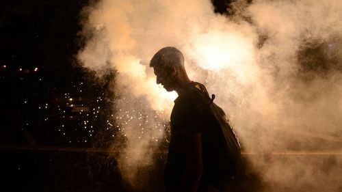Protestatarii sârbi au devastat sediul partidului de guvernământ din Novi Sad. Confruntările au continuat la Belgrad şi în alte oraşe ale ţării