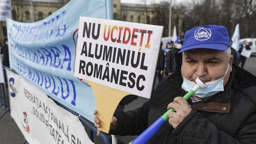 Angajații de la Alro Slatina ies în stradă / Se cere mărirea salariilor cu cel puțin 30%