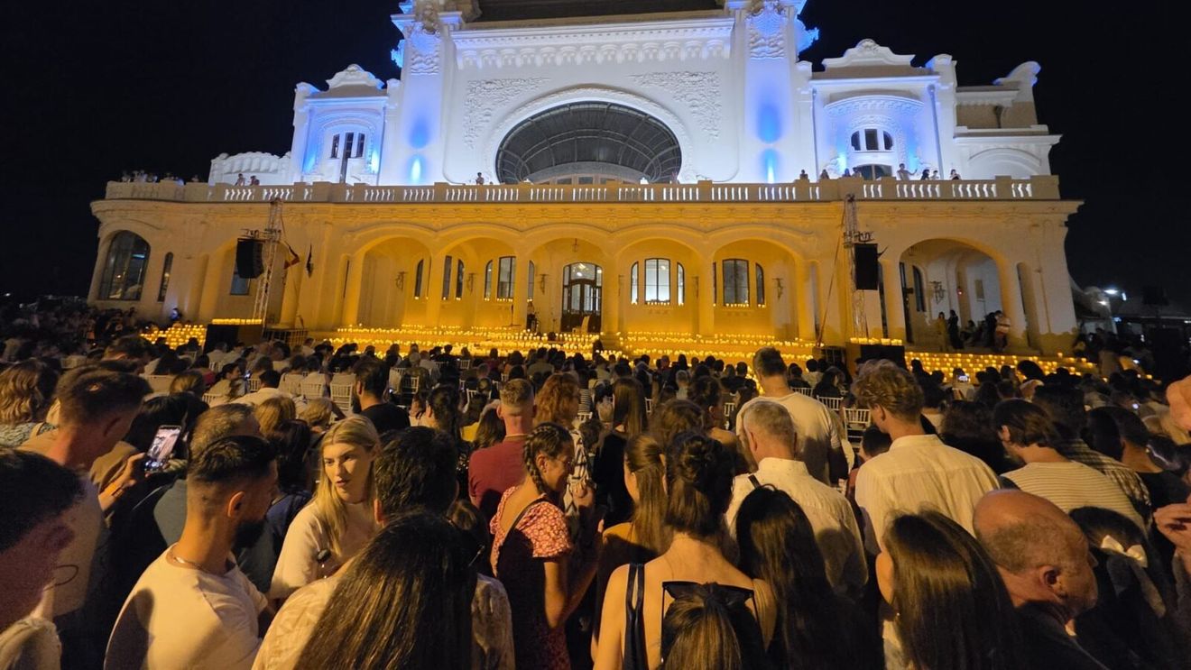 FOTO&VIDEO Faleza Cazinoului Constanța, arhiplină la un concert cu muzica trupelor Coldplay și Imagine Dragons reinterpretată de instrumente clasice