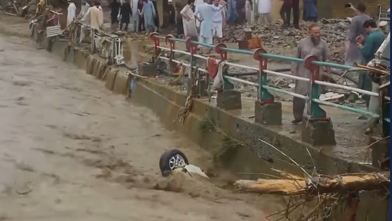 Peste 800 de morţi este noul bilanţ al inundaţiilor din ultimele ore din Pakistan