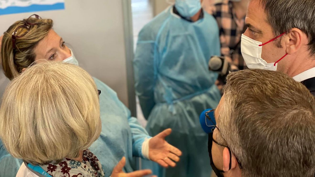 3.000 de infirmieri din Franța au contractele de muncă suspendate până se vaccinează