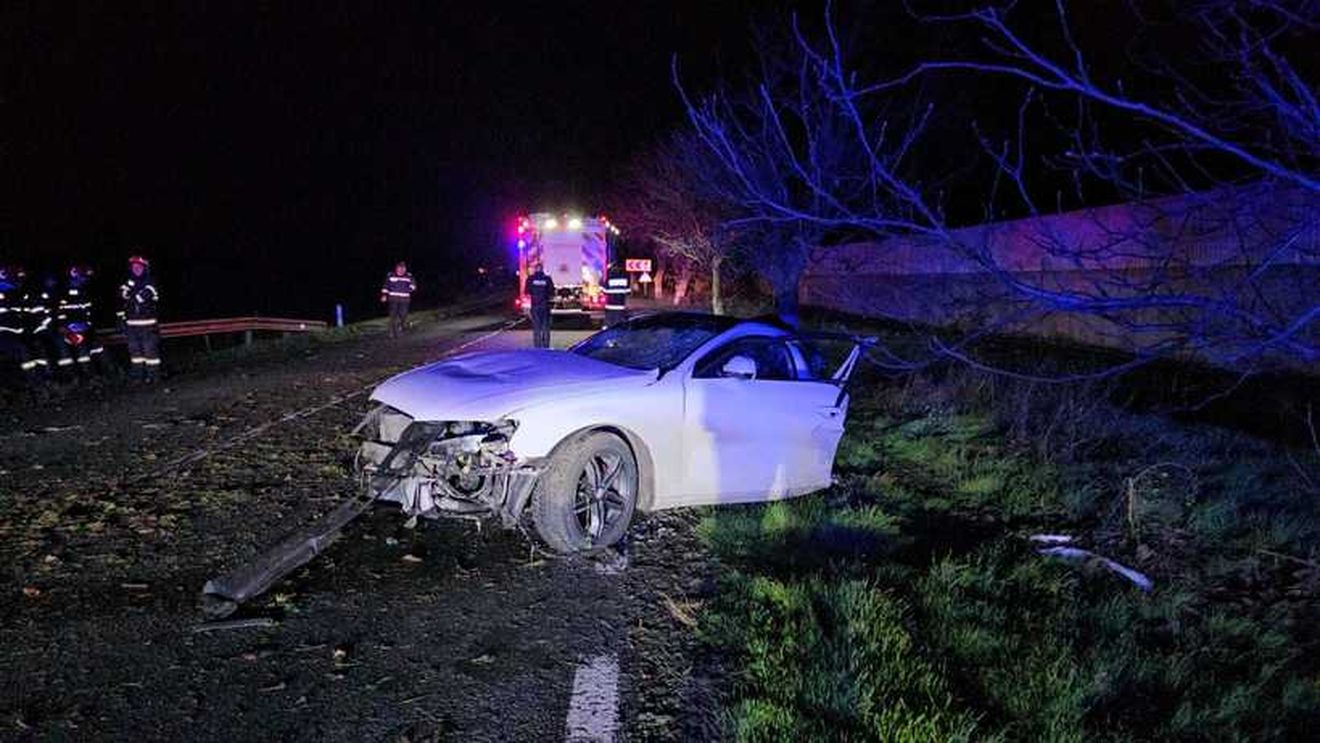 Trafic blocat între două localități din Constanța / Șoferul unui autoturism a murit în urma unui accident cu un TIR