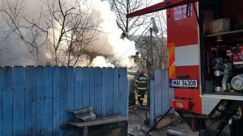 UPDATE O fetiță de 3 ani a murit/ Incendiu puternic într-o locuinţă din judeţul Vaslui/ Patru persoane, dintre care trei copii, au suferit arsuri