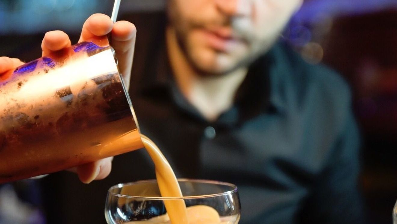VIDEO Barman în pandemie: „Am venit din concediu și după 3 zile s-a închis. Băgam mâna în foc că HORECA nu se închide niciodată / Mulți au fost dați afară, s-au reprofilat și acum nu se mai întorc. Criza de personal e enormă / Consumul de alcool s-a mutat pe zi”