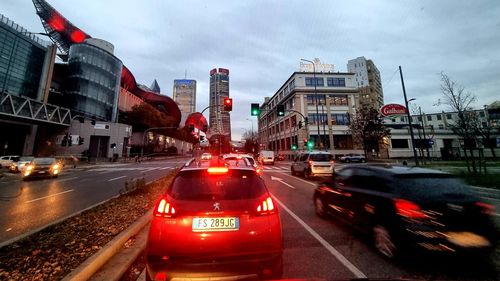 85,4°C pe pavajul cauciucat al unui loc de joacă din Milano / O cercetare asupra caniculei din Italia arată temperaturi imposibile: 76,5°C pe un tobogan, 62,8°C pe o bancă dintr-o piață