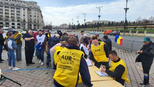 Scandal între voluntari ai AUR şi POT, în Sectorul 1 din Bucureşti / Un bărbat a reclamat că a fost lovit şi i s-au furat telefonul şi bani / Toţi cei implicaţi, duşi la Poliţie