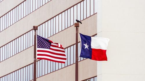 Guvernatorul republican al statului Texas semnează o lege care incriminează „intrarea ilegală” a migranţilor