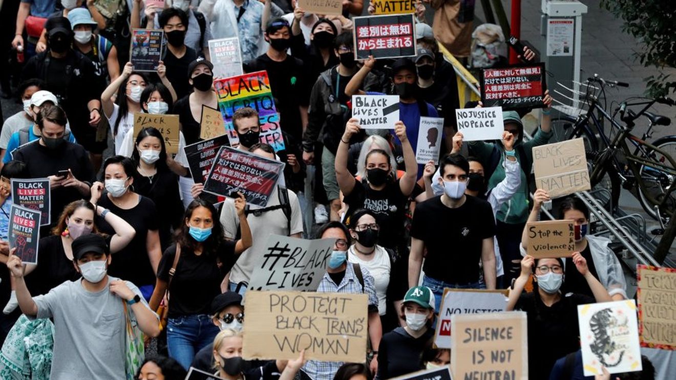 Mii de oameni din Tokyo au participat la un marş Black Lives Matter