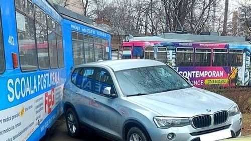 Un BMW a blocat o linie de tramvai în Iași. A fost parcat chiar lângă șine, într-un sens giratoriu