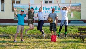 FOTO Satul colorat cu suflet: 30 de case zugrăvite în trei zile la Grădinari. Pentru prima dată, voluntarii au renovat și o primărie