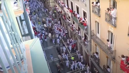 Cel puţin cinci persoane au fost rănite în timpul primei curse cu tauri care a avut loc în acest an în cadrul Festivalului San Fermin din Pamplona