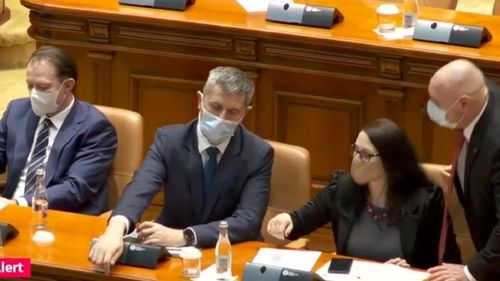 VIDEO Imagini virale cu ochelarii lui Dan Barna, ridicați de un angajat din Parlament/ Liderul USR: Nu mi-am rugat colegii să îi ia de jos. Insinuările că Barna a cerut să i se aducă ochelarii sunt fake. A fost ceva banal