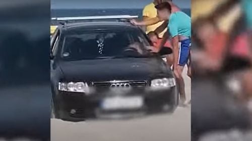 VIDEO Șofer de 18 ani amendat cu 10.000 de lei după ce a rămas cu mașina blocată pe plaja din Eforie