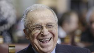 Ion Iliescu critică agresiunea împotriva lui Voican Voiculescu și susține că el s-a opus concertului organizat de Institutul Revoluției: O serie de organizații vor să impună versiunea lor despre Revoluție și să rescrie istoria