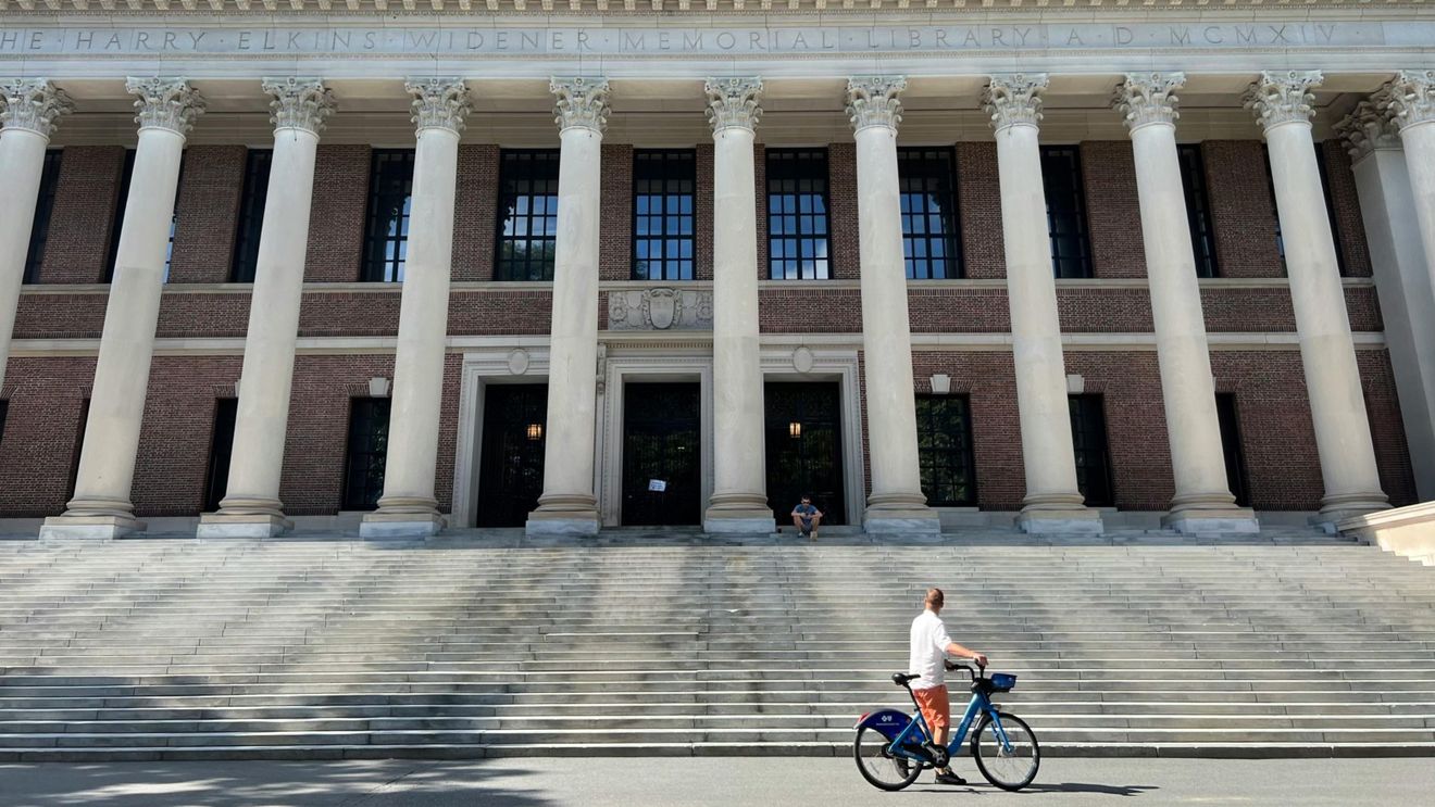 Harvard, în discuții cu alte universități din SUA și străinătate pentru a-i primi temporar studenții internaționali interziși de Trump – Financial Times