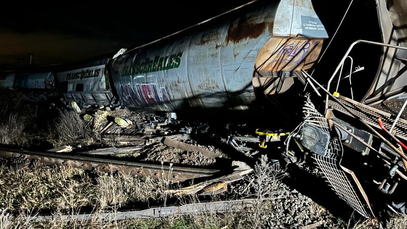 CFR reia integral traficul feroviar din staţiile Leu şi Malu Mare, restricţionat după ce 11 vagoane ale unui marfar au deraiat