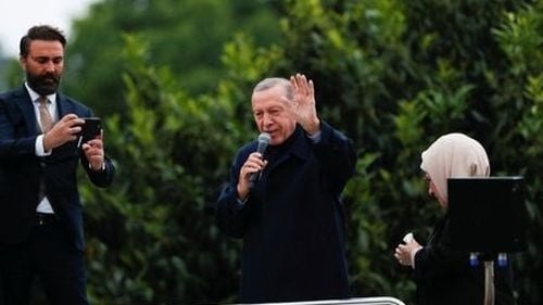 Erdogan și-a început discursul de învingător cu o melodie de dragoste pentru poporul turc, pe un autobuz/ ”Pa, pa, pa, Kemal”, i-a transmis lui Kilicdaroglu