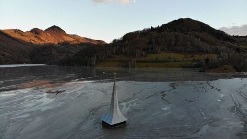 REPORTAJ Geamăna, satul fericit din Apuseni, devorat de un iaz de steril. Ce a rămas dintr-o comunitate de 1.000 de oameni, după ”industrializarea” munților