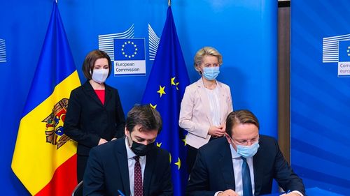 Comisia Europeană va oferi Republicii Moldova un grant de 60 de milioane de euro pentru gestionarea crizei din sectorul energetic. Acordul, semnat la Bruxelles