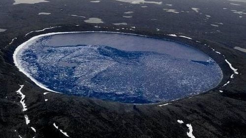 Un mister de gheață în adâncul Arcticii canadiene: craterul Pingualuit, a opta minune a lumii