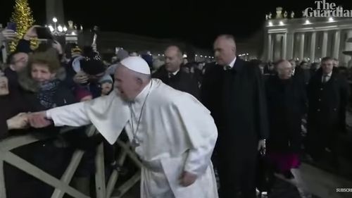 VIDEO Papa Francisc a lovit mâna unei femei la o adunare în Ajunul Anului Nou