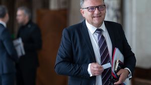 Moțiunea simplă împotriva ministrului Muncii, denumită "Marius Budăi - ministrul salvării pensiilor speciale", dezbătută luni în Camera Deputaților