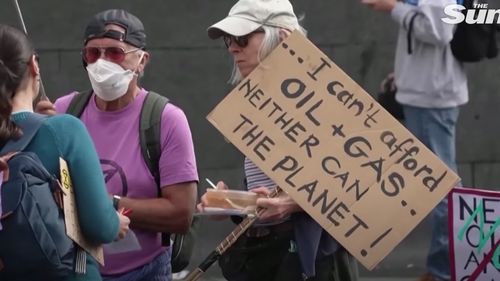 VIDEO Mii de britanici au ieşit în stradă pentru a protesta faţă de creşterea costului vieţii / Au ars hârtii care simbolizau facturi la energie: "Nu pot plăti, nu voi plăti"