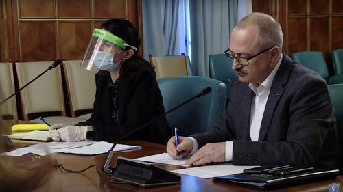 VIDEO Echipamentul anticoronavirus al Violetei Alexandru: Ecran de protecție facială, mască și mănuși