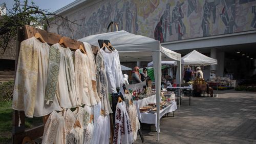 Târg de Sfinții Constantin și Elena, la Muzeul Național al Țăranului Român: icoane pe sticlă, covoare țesute în casă, opinci și ii, dar și sarmale, borș de pește și ţuică de la Cuca Măcăii / Evenimentul începe vineri