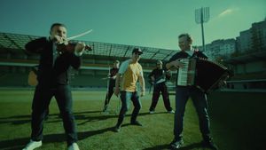 VIDEO Meciul România - Moldova se joacă în 20 noiembrie. Piesa „Trenulețul”, interpretată de Zdob și Zdub și Frații Advahov, transformată în invitație la fotbal: „Chișinău - București, Moldova - România! Din toate colțurile orașului, a țării,  pasiunea pentru sportul iubit ne adună pe stadion”