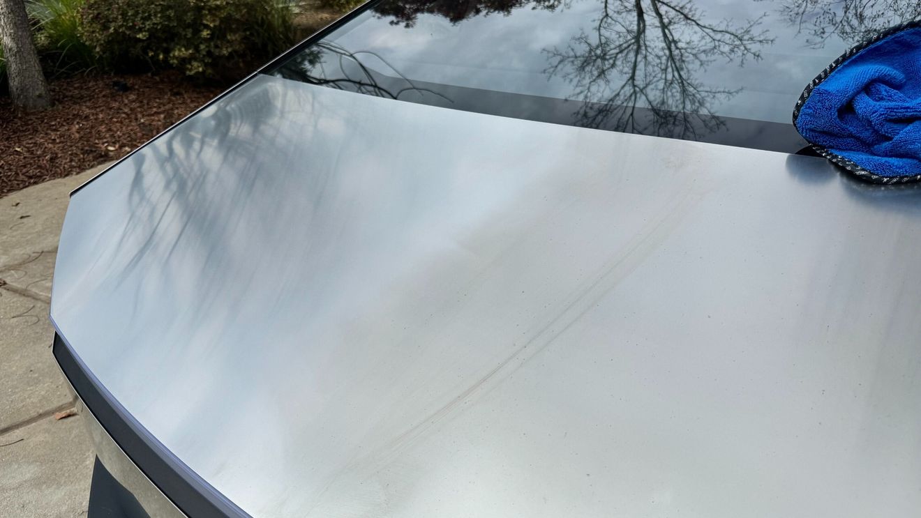 Unii proprietari de vehicule electrice Cybertruck se tem că mașinile lor ruginesc, deși Tesla spune că au caroserie din oțel inoxidabil