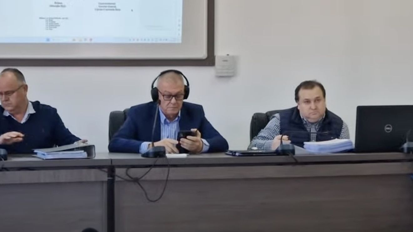 Primarul liberal al orașului Cisnădie (Sibiu) vine cu căști la ședințele de consiliu local / ”Voi sta la ședințe numai cu căștile pe urechi cât vorbesc cei de la USR, să nu mă mai supăr”