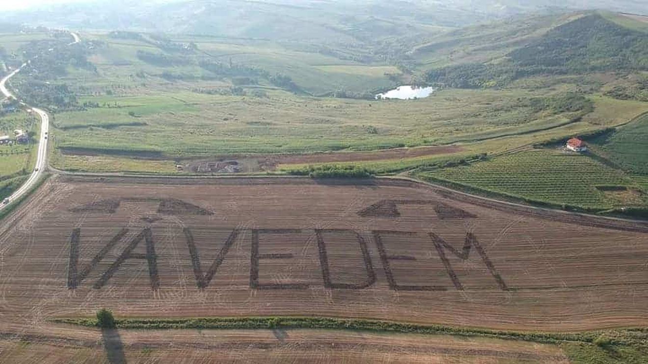 Un nou mesaj pro-Justiție și anti-PSD trasat cu plugul pe un câmp din Cluj: ”Vă vedem”