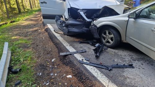 Un microbuz cu 12 copii, implicat într-un accident la Sadova/ Doi adulți au fost transportați la spital, un minor este asistat medical la fața locului