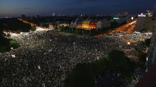 FOTO Imagini spectaculoase din Piața Victoriei: Momentul în care peste 65.000 de oameni au aprins lanternele telefoanelor mobile