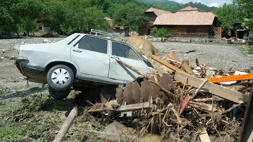 36 de localităţi din 15 judeţe, afectate de inundaţii în urma ploilor abundente din ultimele 24 de ore/ Zeci de persoane au fost evacuate