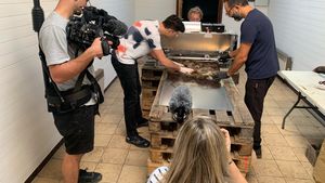 Proiectul"Hair Recycle": Resturile de păr sunt introduse într-un aparat care le transformă în baloţi ce pot absorbi petrolul şi alte hidrocarburi care poluează mediul înconjurător
