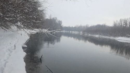 Un ucrainean a trecut frontiera prin apele râului Prut / A fost găsit în şoc hipotermic