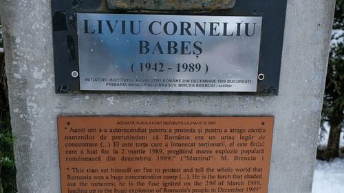 Ceremonie de comemorare la 36 de ani de la moartea eroului martir Liviu Corneliu Babeş: Și-a dat foc pe pârtie, purtând o pancartă cu mesajul „Stop Mörder! Braşov = Auschwitz“ / Voia să atragă atenţia lumii asupra ororilor regimului comunist