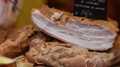 SlanăFest, târg gastronomic în Brașov: “Cel mai bun prieten al omului este porcul” / Plăcinta cu slănină, ciocolată cu jumări și slănină cu foiță de aur