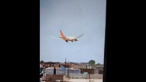 Pilotul zborului Air India AI 171 a emis un apel de urgenţă „Mayday” la mai puţin de un minut după decolare, înainte ca aeronava Boeing 787‑8 Dreamliner să se prăbuşească în apropierea aeroportului din Ahmedaba