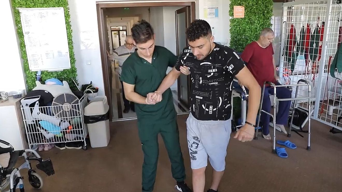 Cum a învățat să meargă din nou un tânăr paralizat în urma unui accident rutier grav